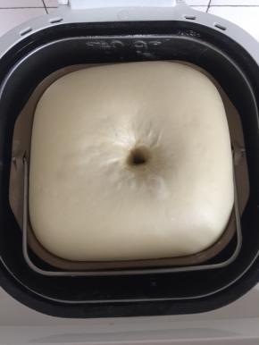 面团发酵至两倍大，用手指沾干面粉戳一下，面团不回缩不塌陷即可。