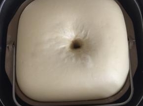 面团发酵至两倍大，用手指沾干面粉戳一下，面团不回缩不塌陷即可。