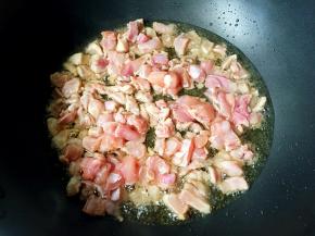 放入兔肉煸干水份。