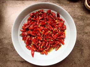 干红辣椒剪成小段。