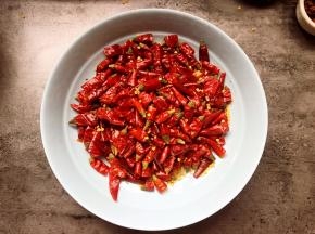 干红辣椒剪成小段。