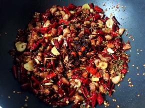 起锅前加入一大勺老干妈油辣椒翻炒均匀。