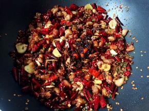 起锅前加入一大勺老干妈油辣椒翻炒均匀。