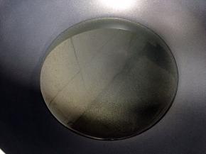 热锅倒油烧至八成热。