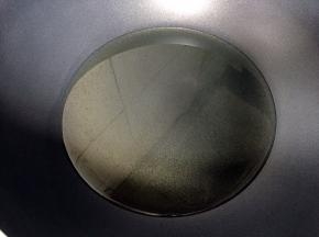 热锅倒油烧至八成热。