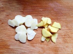 将大蒜和生姜切片。