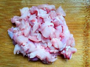 兔肉洗净去骨切丁。