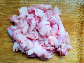 兔肉洗净去骨切丁。