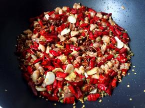 炒至兔肉渗进辣椒和花椒的香味。