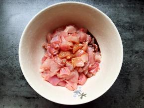 在兔肉中加入适量生抽，料酒，花椒油，盐拌匀腌制十分钟。