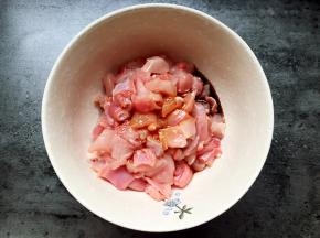 在兔肉中加入适量生抽，料酒，花椒油，盐拌匀腌制十分钟。