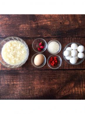 将汤圆，苟记，白糖，鸡蛋，玫瑰花，酒酿准备好