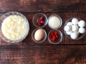 将汤圆，苟记，白糖，鸡蛋，玫瑰花，酒酿准备好