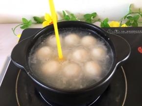 将鸡蛋打散淋入煲中