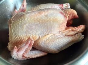 鸡洗净，脖子、鸡头、鸡爪去掉