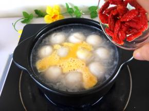 苟记用水浸泡一会，水到掉，将苟记放入煲中