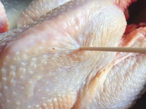 用牙签在鸡身上扎一些孔，方便入味