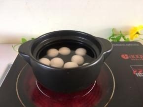 电陶炉开火，将汤圆放入