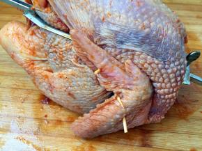 用牙签固定住鸡翅