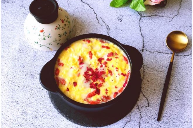 玫瑰花鸡蛋酒酿汤圆