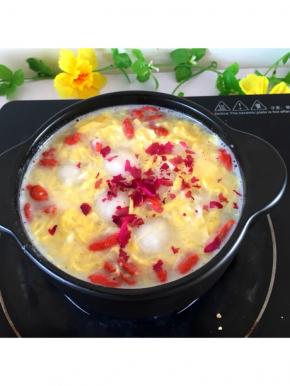 将玫瑰花撕碎撒上