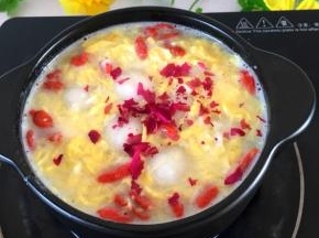 将玫瑰花撕碎撒上