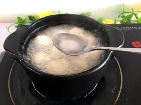 煮开后，汤圆浮起来用勺子去泡沫