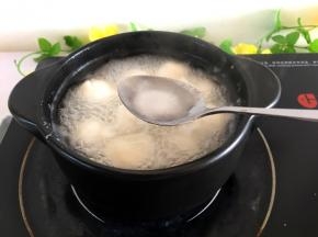 煮开后，汤圆浮起来用勺子去泡沫