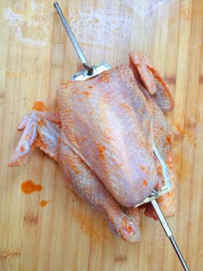 腌制好之后穿在烤架上