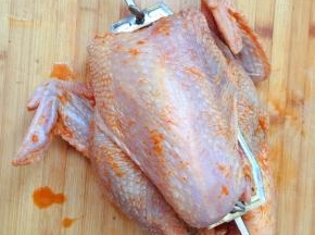 腌制好之后穿在烤架上