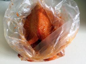 装入保鲜袋腌制24小时