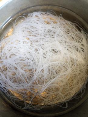 锅内烧开水，放入粉丝烫一分钟捞出沥干水分