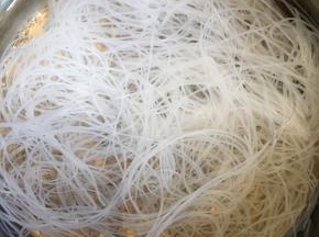 锅内烧开水，放入粉丝烫一分钟捞出沥干水分