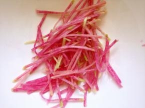 萝卜用擦板擦成丝