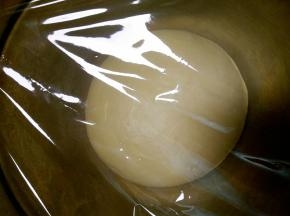 加入酵母水和牛奶揉到能拉出厚膜，加入黄油继续揉到能拉出均匀薄膜，盖保鲜膜发酵