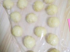 均匀分成16份小剂子，大约32克