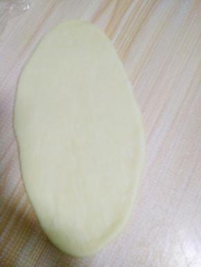 小剂子擀成椭圆片状