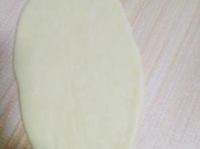 小剂子擀成椭圆片状