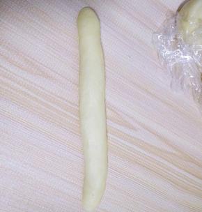 从一头卷起，用手掌搓成长条