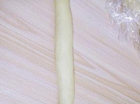 从一头卷起，用手掌搓成长条