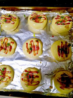 发至两倍大是刷蛋液，撒肉松，之字形淋上番茄酱和沙拉，再撒香葱

入预热好烤箱175度15分钟，上色满意即可