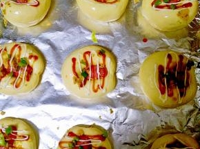 发至两倍大是刷蛋液，撒肉松，之字形淋上番茄酱和沙拉，再撒香葱

入预热好烤箱175度15分钟，上色满意即可