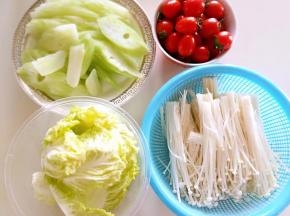 所有蔬菜洗干净，莴笋切滚刀块，大白菜切断，圣女果一切为二