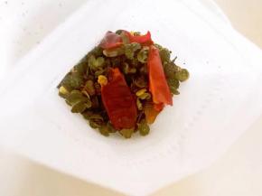 八角，花椒，白芷，尖辣椒放在调味包里面
