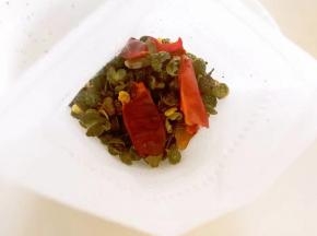 八角，花椒，白芷，尖辣椒放在调味包里面