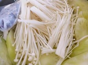 锅里放水，把调味包和莴笋，金针菇放进锅里，大火烧开