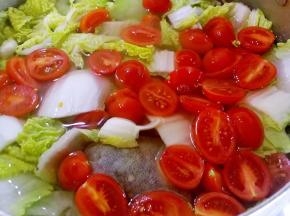 莴笋八成熟放进大白菜和圣女果，加入一点盐调味