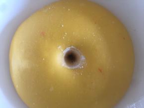 发酵好的面团手指蘸粉戳孔洞口不回缩不塌陷就可以了