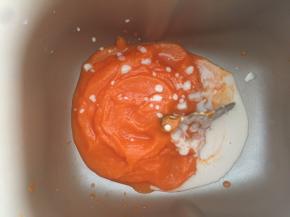 面包机桶内放入胡萝卜泥和融化好的酵母