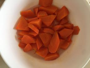 胡萝卜去皮切成小块蒸熟